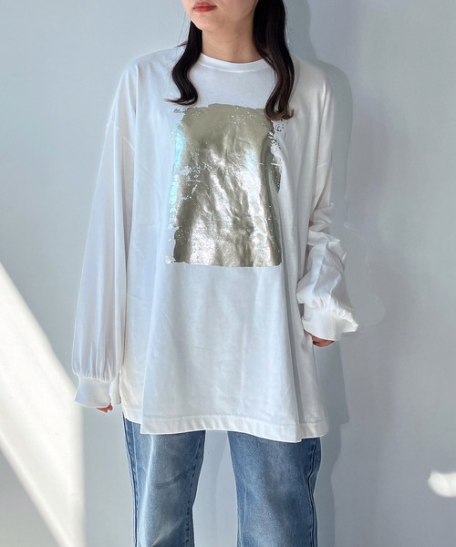 AS KNOW AS plus（アズノゥアズプラス）の「◇スリット入り 箔プリントロンT（Tシャツ/カットソー・レディース・オフホワイト/キナリ/スミクロ・FREE）」の2枚目の写真