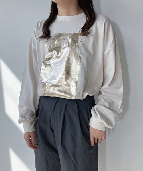 AS KNOW AS plus（アズノゥアズプラス）の「◇スリット入り 箔プリントロンT（Tシャツ/カットソー・レディース・オフホワイト/キナリ/スミクロ・FREE）」の3枚目の写真