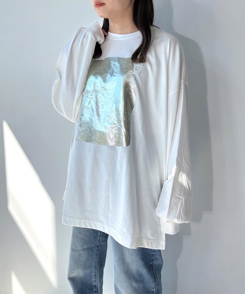 AS KNOW AS plus（アズノゥアズプラス）の「◇スリット入り 箔プリントロンT（Tシャツ/カットソー・レディース・オフホワイト/キナリ/スミクロ・FREE）」の4枚目の写真