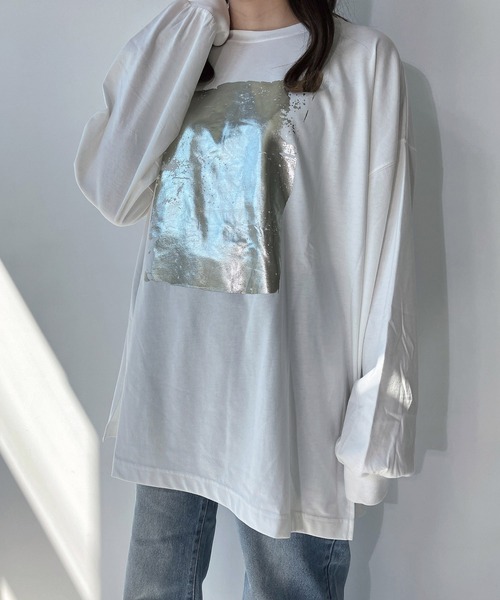 AS KNOW AS plus（アズノゥアズプラス）の「◇スリット入り 箔プリントロンT（Tシャツ/カットソー・レディース・オフホワイト/キナリ/スミクロ・FREE）」の5枚目の写真