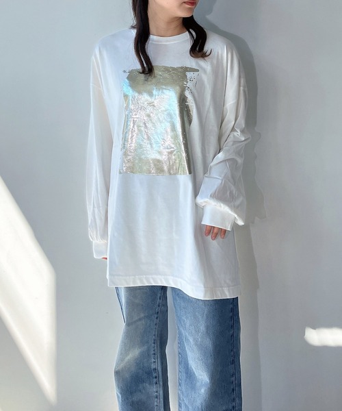 AS KNOW AS plus（アズノゥアズプラス）の「◇スリット入り 箔プリントロンT（Tシャツ/カットソー・レディース・オフホワイト/キナリ/スミクロ・FREE）」の6枚目の写真