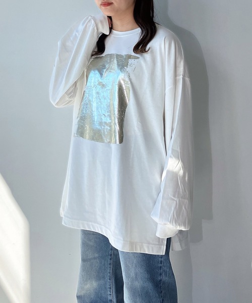 AS KNOW AS plus（アズノゥアズプラス）の「◇スリット入り 箔プリントロンT（Tシャツ/カットソー・レディース・オフホワイト/キナリ/スミクロ・FREE）」の7枚目の写真