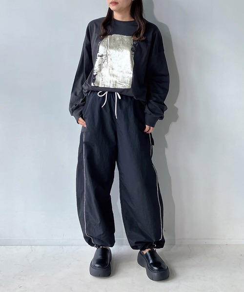 AS KNOW AS plus（アズノゥアズプラス）の「◇スリット入り 箔プリントロンT（Tシャツ/カットソー・レディース・オフホワイト/キナリ/スミクロ・FREE）」の18枚目の写真