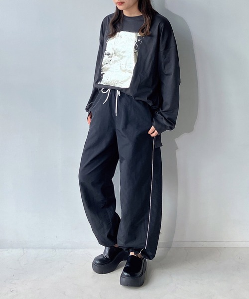 AS KNOW AS plus（アズノゥアズプラス）の「◇スリット入り 箔プリントロンT（Tシャツ/カットソー・レディース・オフホワイト/キナリ/スミクロ・FREE）」の19枚目の写真