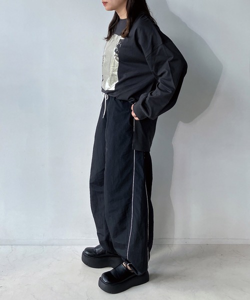 AS KNOW AS plus（アズノゥアズプラス）の「◇スリット入り 箔プリントロンT（Tシャツ/カットソー・レディース・オフホワイト/キナリ/スミクロ・FREE）」の20枚目の写真