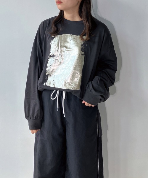 AS KNOW AS plus（アズノゥアズプラス）の「◇スリット入り 箔プリントロンT（Tシャツ/カットソー・レディース・オフホワイト/キナリ/スミクロ・FREE）」の13枚目の写真