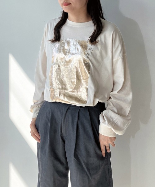 AS KNOW AS plus（アズノゥアズプラス）の「◇スリット入り 箔プリントロンT（Tシャツ/カットソー・レディース・オフホワイト/キナリ/スミクロ・FREE）」の21枚目の写真