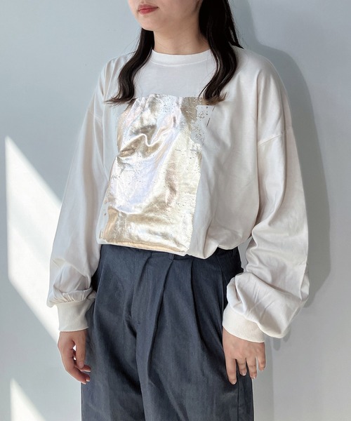 AS KNOW AS plus（アズノゥアズプラス）の「◇スリット入り 箔プリントロンT（Tシャツ/カットソー・レディース・オフホワイト/キナリ/スミクロ・FREE）」の22枚目の写真