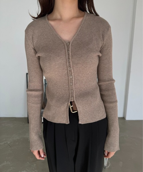 Amiur（エミレ）の「v neck design knit cardigan / vネックデザインニットカーディガン（カーディガン/ボレロ・レディース・ブラウン/モカ/アイボリー・FREE）」の4枚目の写真