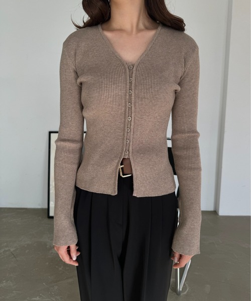Amiur（エミレ）の「v neck design knit cardigan / vネックデザインニットカーディガン（カーディガン/ボレロ・レディース・ブラウン/モカ/アイボリー・FREE）」の5枚目の写真