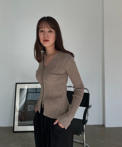Amiur（エミレ）の「v neck design knit cardigan / vネックデザインニットカーディガン（カーディガン/ボレロ・レディース・ブラウン/モカ/アイボリー・FREE）」の6枚目の写真