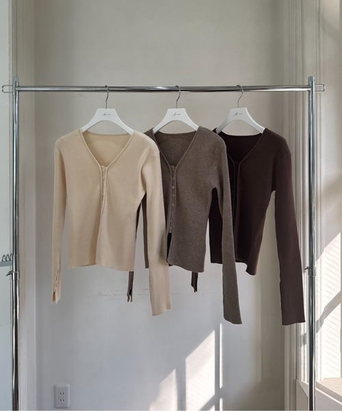 Amiur（エミレ）の「v neck design knit cardigan / vネックデザインニットカーディガン（カーディガン/ボレロ・レディース・ブラウン/モカ/アイボリー・FREE）」の12枚目の写真