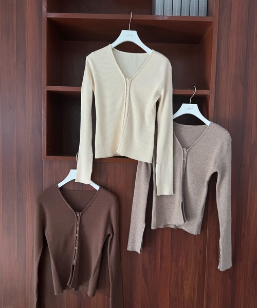 Amiur（エミレ）の「v neck design knit cardigan / vネックデザインニットカーディガン（カーディガン/ボレロ・レディース・ブラウン/モカ/アイボリー・FREE）」の11枚目の写真