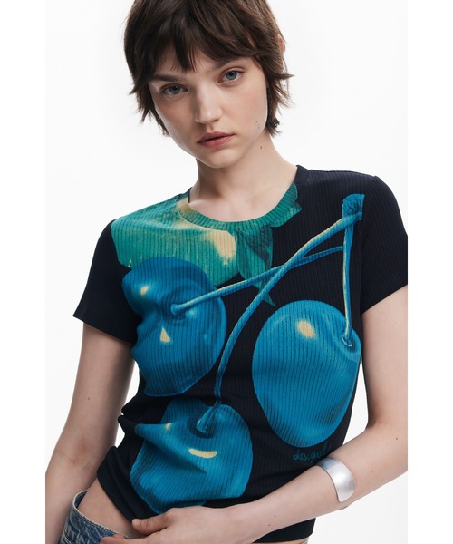 Desigual（デシグアル）の「TSSWEET ブルーチェリー グラフィック　ミニTシャツ ブラック（Tシャツ/カットソー・レディース・ブラック・M/XL/L/S/XS）」の2枚目の写真