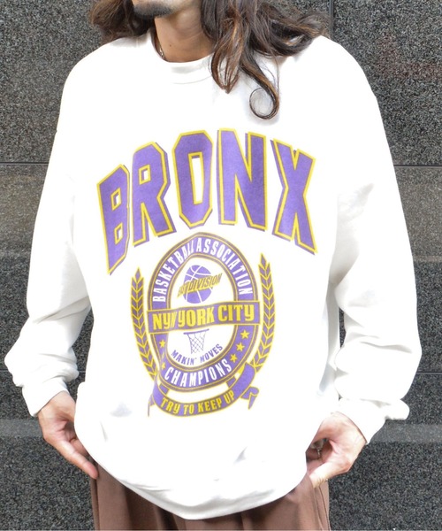 MODISH GAZE(モディシュガゼ)の「BRONXエンブレムロゴスウェット(スウェット・メンズ・オフホワイト/ブラック・MEDIUM/LARGE)」の3枚目の写真