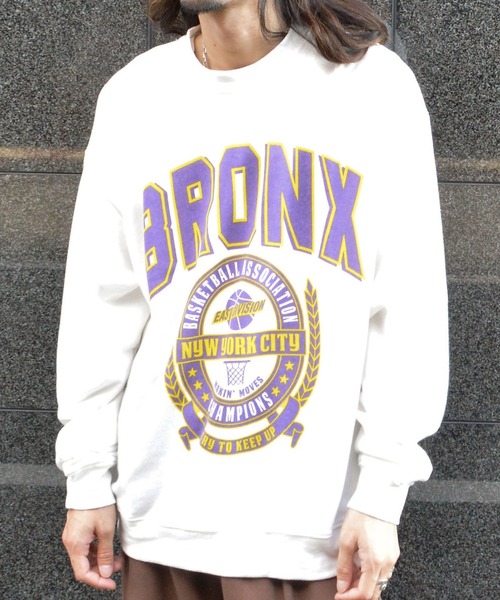 MODISH GAZE(モディシュガゼ)の「BRONXエンブレムロゴスウェット(スウェット・メンズ・オフホワイト/ブラック・MEDIUM/LARGE)」の4枚目の写真