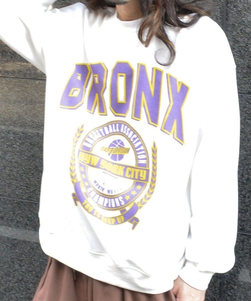 MODISH GAZE(モディシュガゼ)の「BRONXエンブレムロゴスウェット(スウェット・メンズ・オフホワイト/ブラック・MEDIUM/LARGE)」の5枚目の写真