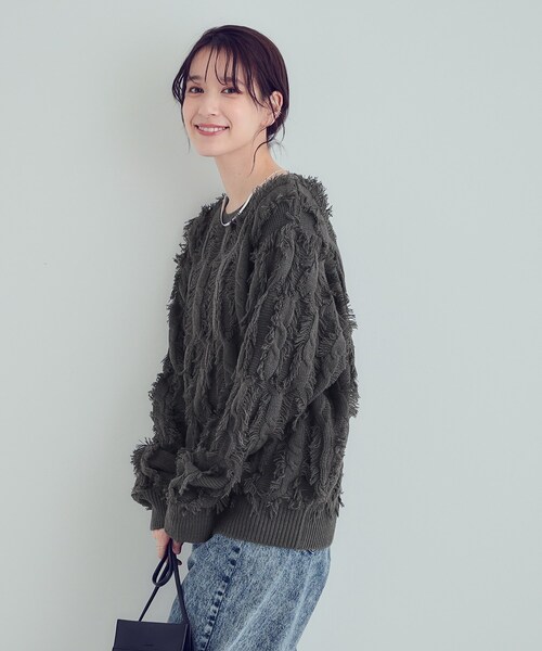 SHOO・LA・RUE（シューラルー）の「【S-LL】一枚で主役級。フリンジが目を惹くゆるニット（ニット/セーター・レディース・グリーン系/オフホワイト/チャコールグレー・01/02/03/04）」の4枚目の写真