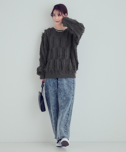 SHOO・LA・RUE（シューラルー）の「【S-LL】一枚で主役級。フリンジが目を惹くゆるニット（ニット/セーター・レディース・グリーン系/オフホワイト/チャコールグレー・01/02/03/04）」の5枚目の写真