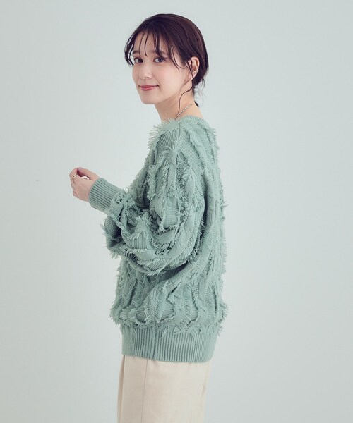SHOO・LA・RUE（シューラルー）の「【S-LL】一枚で主役級。フリンジが目を惹くゆるニット（ニット/セーター・レディース・グリーン系/オフホワイト/チャコールグレー・01/02/03/04）」の8枚目の写真