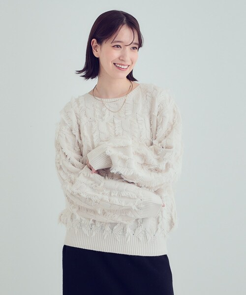 SHOO・LA・RUE（シューラルー）の「【S-LL】一枚で主役級。フリンジが目を惹くゆるニット（ニット/セーター・レディース・グリーン系/オフホワイト/チャコールグレー・01/02/03/04）」の11枚目の写真