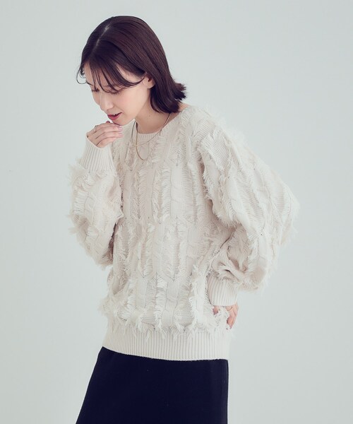 SHOO・LA・RUE（シューラルー）の「【S-LL】一枚で主役級。フリンジが目を惹くゆるニット（ニット/セーター・レディース・グリーン系/オフホワイト/チャコールグレー・01/02/03/04）」の12枚目の写真