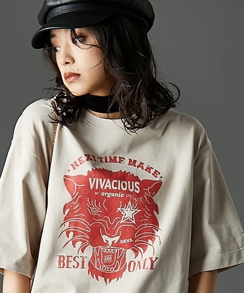 GEVS.（ジェイヴィス）の「綿100％グラフィックプリントＴシャツ＜大きいサイズ有＞GEVS.（Tシャツ/カットソー・レディース・オフホワイト/ベージュ/ブラック・3L/LL/L/M/5L/4L）」の3枚目の写真