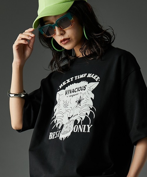 GEVS.（ジェイヴィス）の「綿100％グラフィックプリントＴシャツ＜大きいサイズ有＞GEVS.（Tシャツ/カットソー・レディース・オフホワイト/ベージュ/ブラック・3L/LL/L/M/5L/4L）」の2枚目の写真