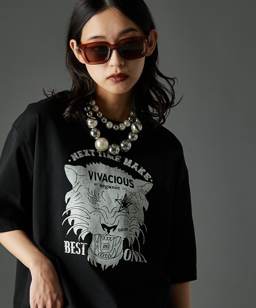 GEVS.（ジェイヴィス）の「綿100％グラフィックプリントＴシャツ＜大きいサイズ有＞GEVS.（Tシャツ/カットソー・レディース・オフホワイト/ベージュ/ブラック・3L/LL/L/M/5L/4L）」の4枚目の写真