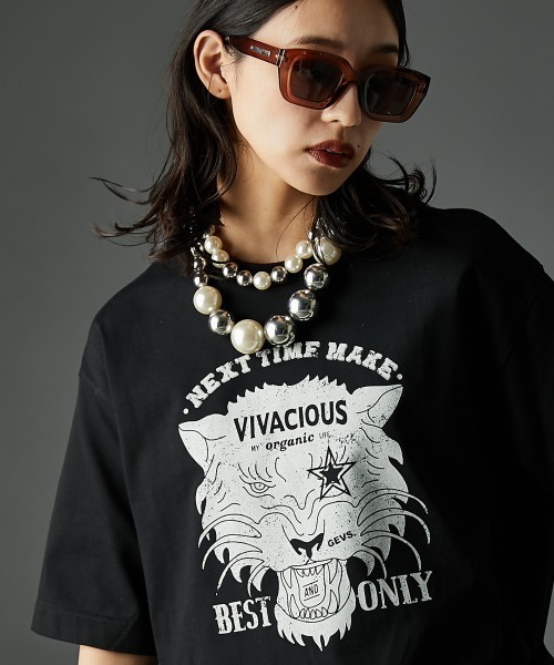 GEVS.（ジェイヴィス）の「綿100％グラフィックプリントＴシャツ＜大きいサイズ有＞GEVS.（Tシャツ/カットソー・レディース・オフホワイト/ベージュ/ブラック・3L/LL/L/M/5L/4L）」の5枚目の写真