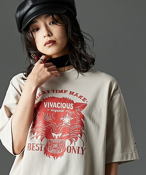 GEVS.（ジェイヴィス）の「綿100％グラフィックプリントＴシャツ＜大きいサイズ有＞GEVS.（Tシャツ/カットソー・レディース・オフホワイト/ベージュ/ブラック・3L/LL/L/M/5L/4L）」の6枚目の写真