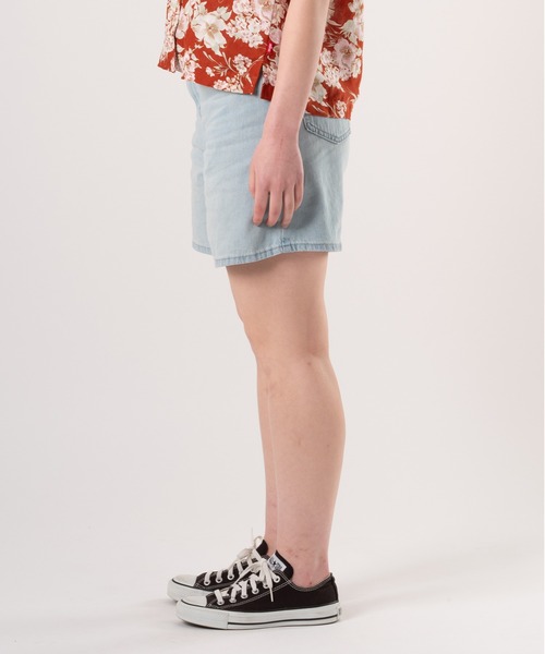 Levi's(リーバイス)の「Levi's/リーバイス HIGH BAGGY ショートジーンズ ライトインディゴ(デニムパンツ・レディース・ライトインディゴブルー・25inch/24inch/28inch/23inch/27inch/26inch)」の2枚目の写真