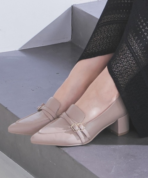 GLACIER lusso(グラシアルッソ)の「ベルト付ローファー(パンプス・レディース・グレイッシュベージュ/ブラック・LL/S/M/L)」の1枚目の写真