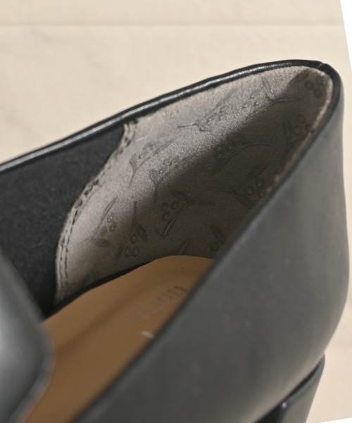 GLACIER lusso(グラシアルッソ)の「ベルト付ローファー(パンプス・レディース・グレイッシュベージュ/ブラック・LL/S/M/L)」の13枚目の写真