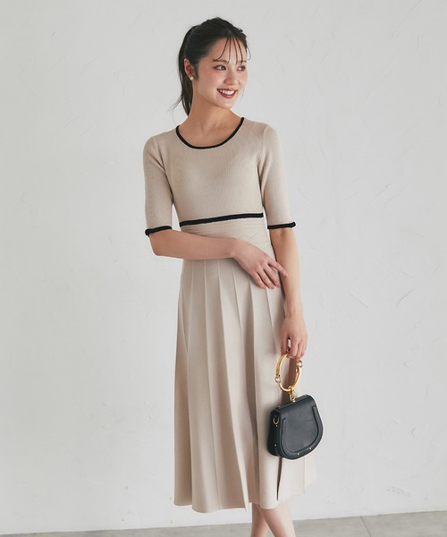 tocco closet(トッコ クローゼット)の「プチリボン付き配色ニットプリーツワンピース(ワンピース・レディース・ベージュ/オフホワイト/ブラック・M)」の2枚目の写真