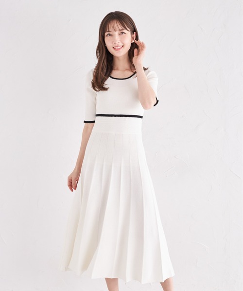 tocco closet(トッコ クローゼット)の「プチリボン付き配色ニットプリーツワンピース(ワンピース・レディース・ベージュ/オフホワイト/ブラック・M)」の6枚目の写真
