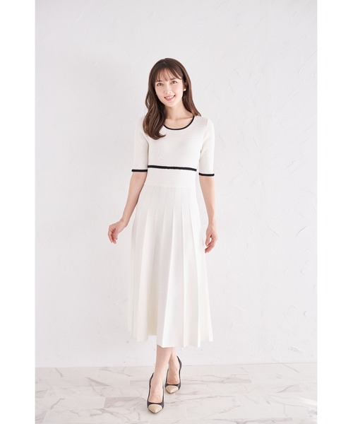 tocco closet(トッコ クローゼット)の「プチリボン付き配色ニットプリーツワンピース(ワンピース・レディース・ベージュ/オフホワイト/ブラック・M)」の4枚目の写真