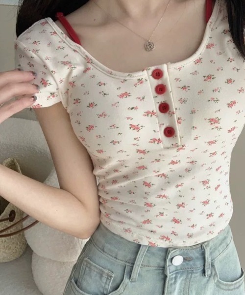 Sibra(シブラ)の「カップ付きバック開き小花柄トップス(Tシャツ/カットソー・レディース・アイボリー・M)」の13枚目の写真