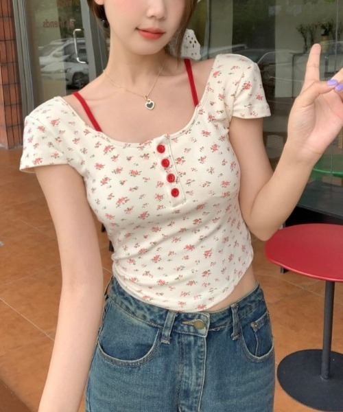 Sibra(シブラ)の「カップ付きバック開き小花柄トップス(Tシャツ/カットソー・レディース・アイボリー・M)」の4枚目の写真