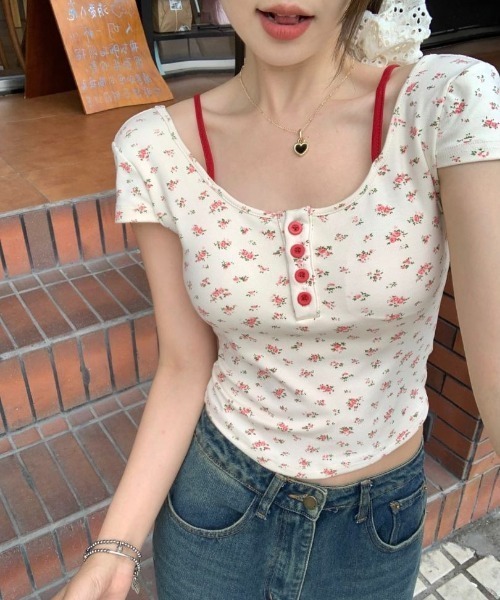Sibra(シブラ)の「カップ付きバック開き小花柄トップス(Tシャツ/カットソー・レディース・アイボリー・M)」の8枚目の写真