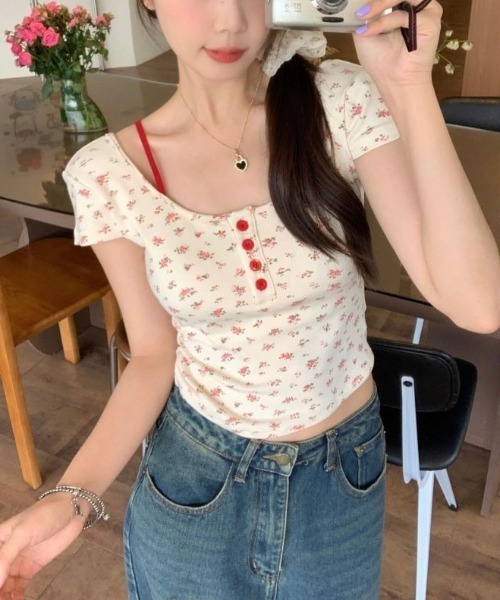 Sibra(シブラ)の「カップ付きバック開き小花柄トップス(Tシャツ/カットソー・レディース・アイボリー・M)」の7枚目の写真