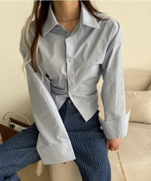 バックスタイルが印象的なカラーシャツ