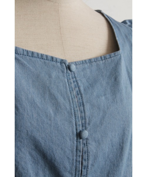 &. NOSTALGIA（アンドドットノスタルジア）の「くるみ釦フリルデニムブラウス（シャツ/ブラウス・レディース・サックスブルー/ブルー・M）」の6枚目の写真