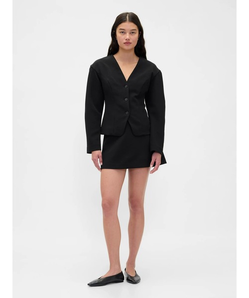 GAP（ギャップ）の「バイストレッチ ストラクチャー フロントボタン トップス（ノーカラージャケット・レディース・ブラック・XS/S/M/L/XXS）」の2枚目の写真