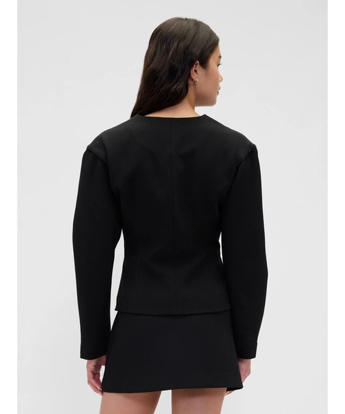 GAP（ギャップ）の「バイストレッチ ストラクチャー フロントボタン トップス（ノーカラージャケット・レディース・ブラック・XS/S/M/L/XXS）」の3枚目の写真