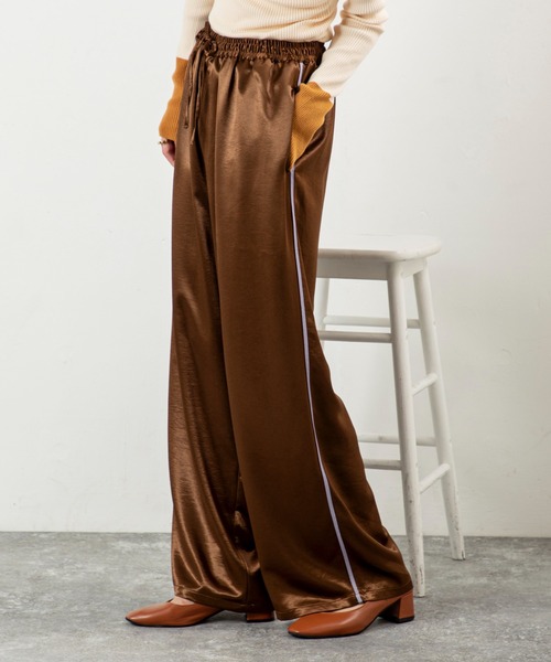 MILLION CARATS（ミリオンカラッツ）の「【艶めきサテンで細見えリラックス】落ち感のあるストレートシルエットが体型カバーを叶えつつ、大人カジュアルな抜け感を演出。サイドラインがさりげなくスポーティーで、休日もお出かけも気分を上げてくれる万能パンツ。（その他パンツ・レディース・ブラック/グレー/ブラウン・FREE）」の3枚目の写真