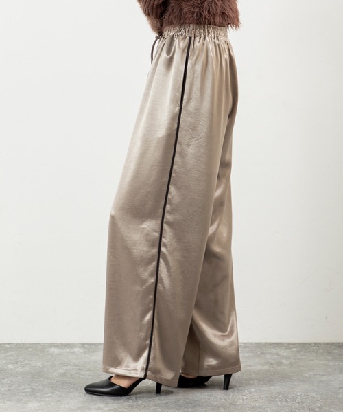 MILLION CARATS（ミリオンカラッツ）の「【艶めきサテンで細見えリラックス】落ち感のあるストレートシルエットが体型カバーを叶えつつ、大人カジュアルな抜け感を演出。サイドラインがさりげなくスポーティーで、休日もお出かけも気分を上げてくれる万能パンツ。（その他パンツ・レディース・ブラック/グレー/ブラウン・FREE）」の2枚目の写真