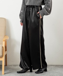 MILLION CARATS | 【艶めきサテンで細見えリラックス】落ち感のあるストレートシルエットが体型カバーを叶えつつ、大人カジュアルな抜け感を演出。サイドラインがさりげなくスポーティーで、休日もお出かけも気分を上げてくれる万能パンツ。(その他パンツ)