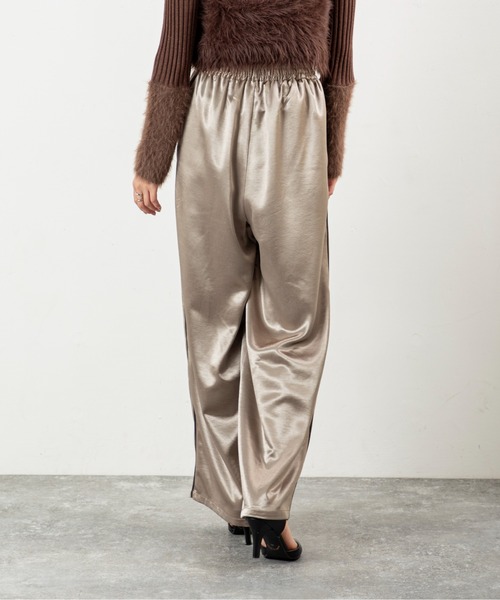 MILLION CARATS（ミリオンカラッツ）の「【艶めきサテンで細見えリラックス】落ち感のあるストレートシルエットが体型カバーを叶えつつ、大人カジュアルな抜け感を演出。サイドラインがさりげなくスポーティーで、休日もお出かけも気分を上げてくれる万能パンツ。（その他パンツ・レディース・ブラック/グレー/ブラウン・FREE）」の17枚目の写真
