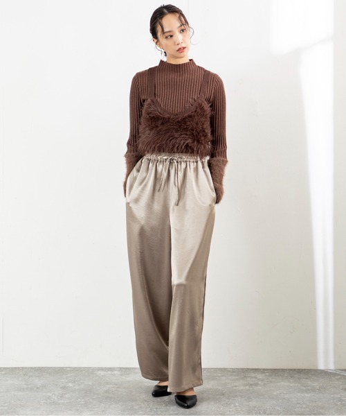 MILLION CARATS（ミリオンカラッツ）の「【艶めきサテンで細見えリラックス】落ち感のあるストレートシルエットが体型カバーを叶えつつ、大人カジュアルな抜け感を演出。サイドラインがさりげなくスポーティーで、休日もお出かけも気分を上げてくれる万能パンツ。（その他パンツ・レディース・ブラック/グレー/ブラウン・FREE）」の18枚目の写真